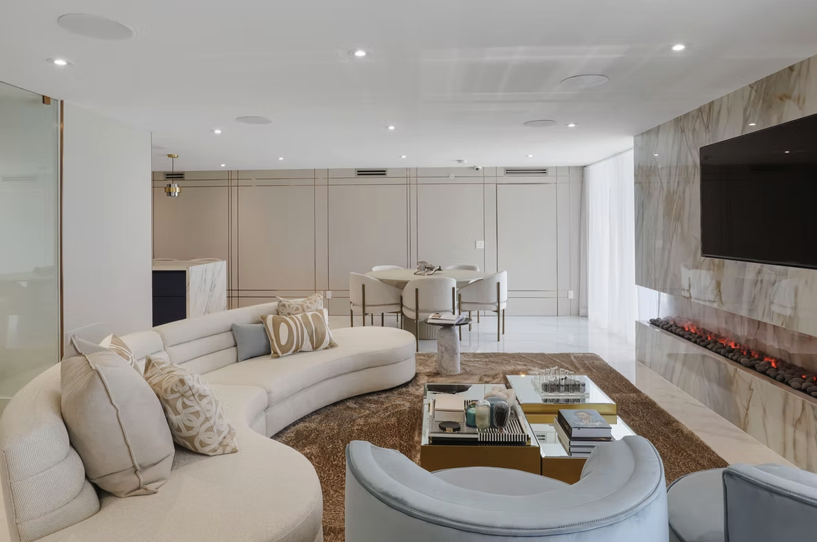 Curved Great Room — South Beach